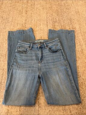 Idyllwind Women's Light Blue Straight Leg Jeans - Classic Five-Pocket Denim
